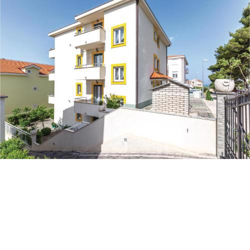 Lovely Apartment In Makarska With Wifi