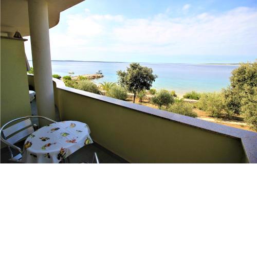 Lovely Apartment In Mandre With House Sea View