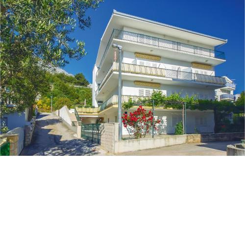 Lovely Apartment In Omis With Kitchenette
