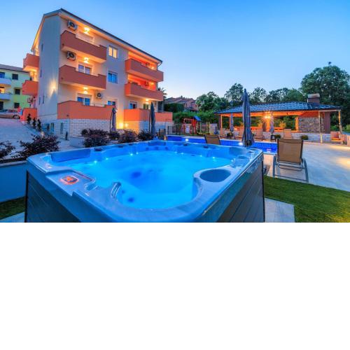 Lovely Apartment In Opric With Wifi