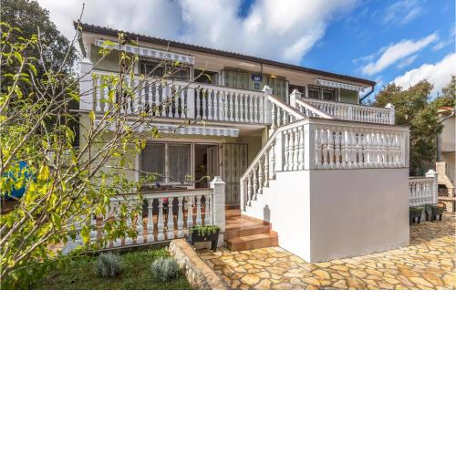 Lovely Apartment In Pavicini With Wifi