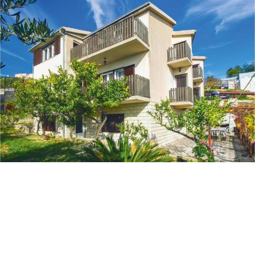 Lovely Apartment In Podstrana With Kitchen