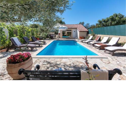 Lovely Apartment In Pula With Wifi