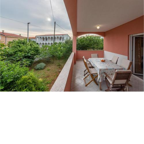 Lovely Apartment In Vir With Kitchen