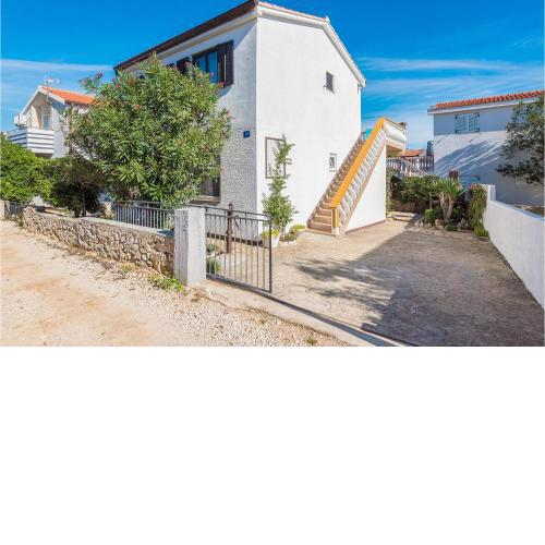 Lovely Apartment In Vir With Wifi