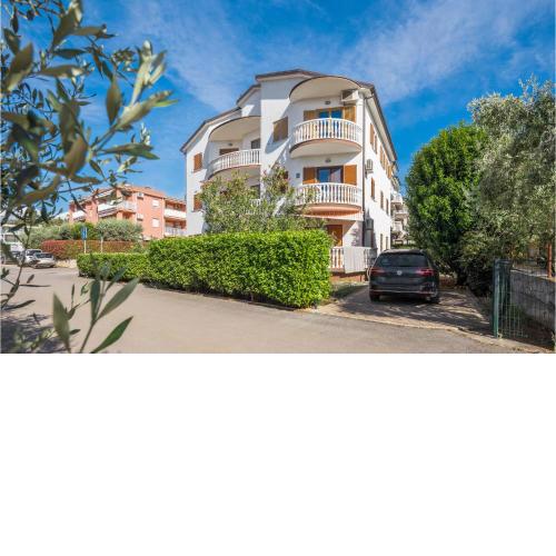 Lovely Apartment In Zambratija With Wifi