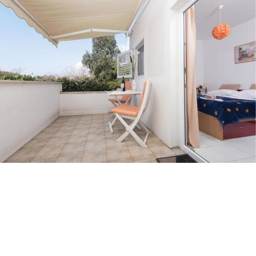 Lovely Apartment In Zuljana With Kitchen