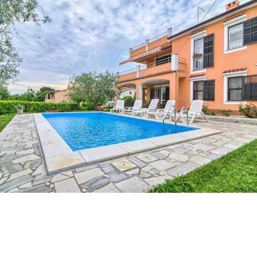 Lovely apartment with swimming pool