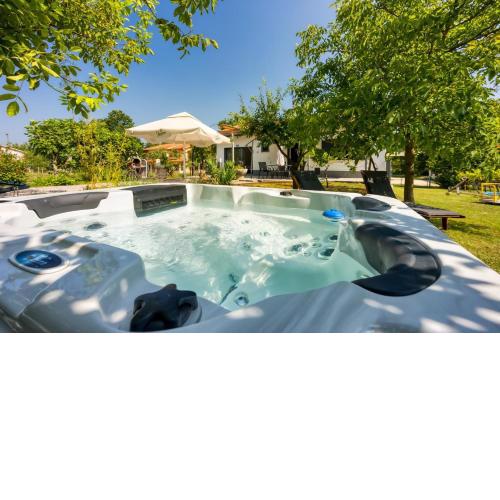 Lovely Cottage with Jacuzzi