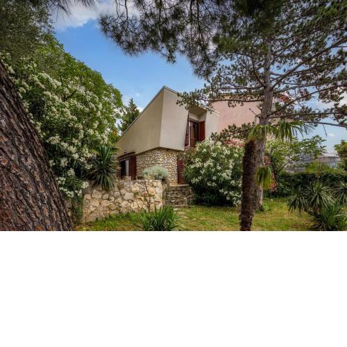 Lovely Holiday Home By The Sea - Happy Rentals