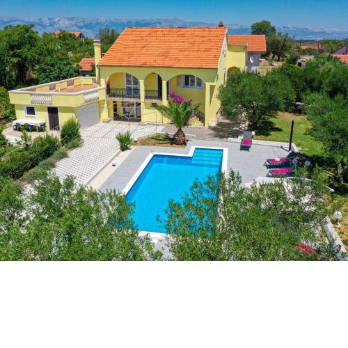 Lovely holiday home in Policnik with private pool