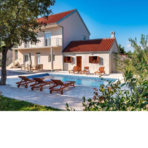 Lovely Holiday Home in Stankovci with Private Swimming Pool