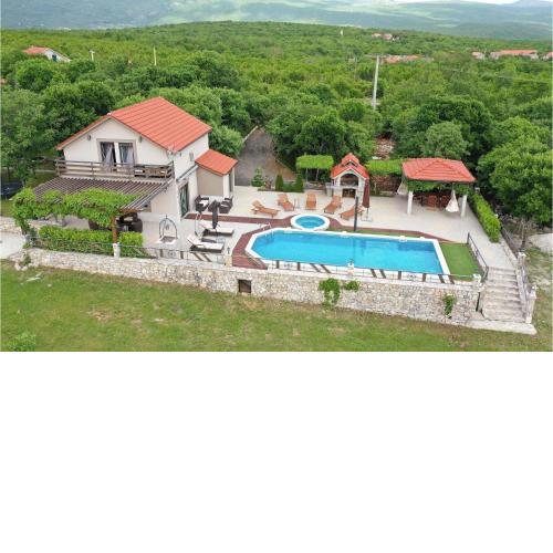 Lovely Home In Grab With House A Mountain View