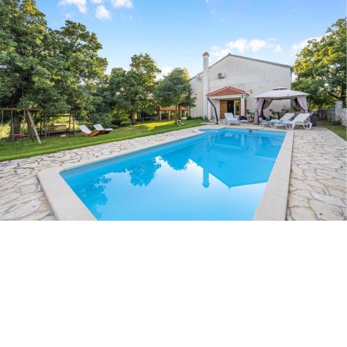 Lovely Home In Lozovac With Kitchen