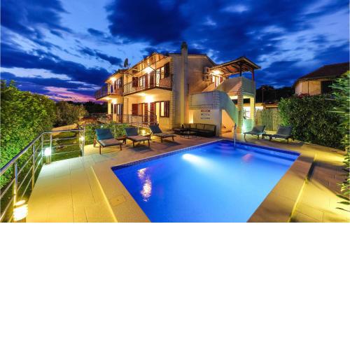 Lovely Home In Marina With Kitchen
