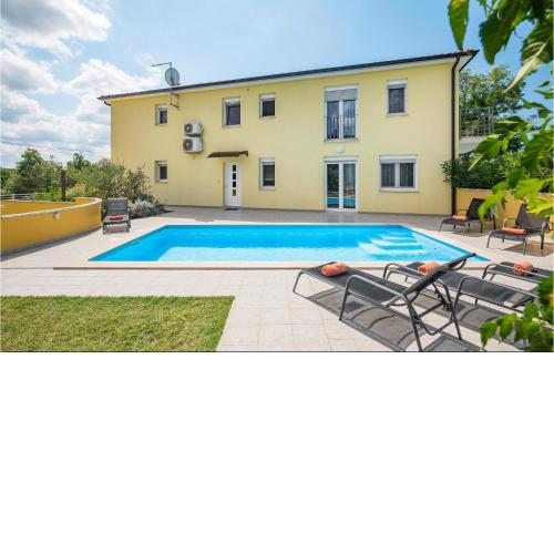 Lovely Home In Perci With Kitchen