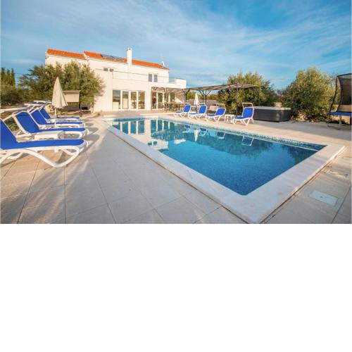 Lovely Home In Radosinovci With Wifi