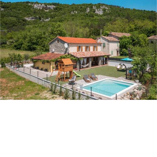 Lovely Home In Roc With Outdoor Swimming Pool