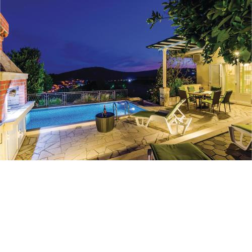 Lovely Home In Srebreno With Kitchen
