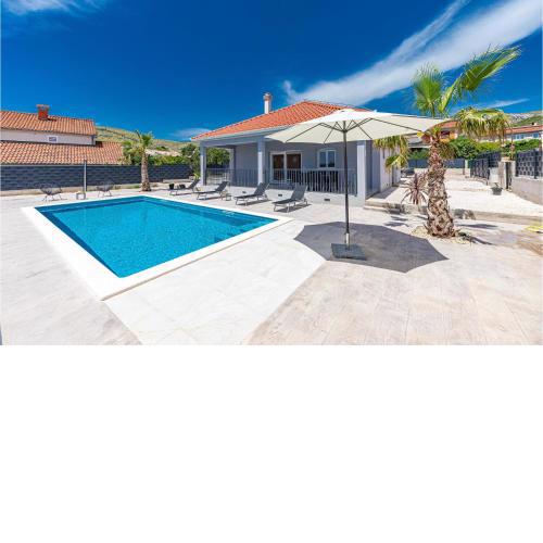 Lovely Home In Trogir With Kitchen