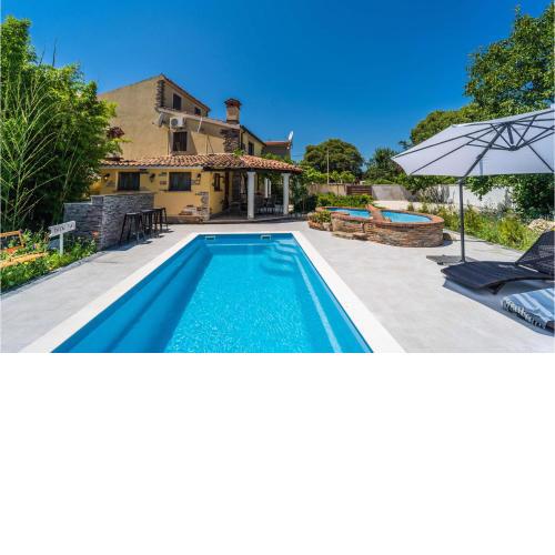 Lovely Home In Veliki Vareski With Kitchen