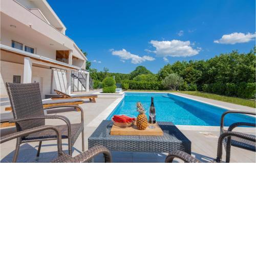Lovely Home In Zagvozd With Outdoor Swimming Pool