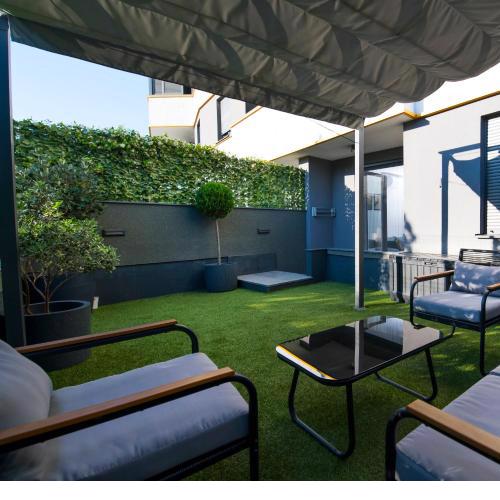 Lux Apartment Anya - private garden & garage space
