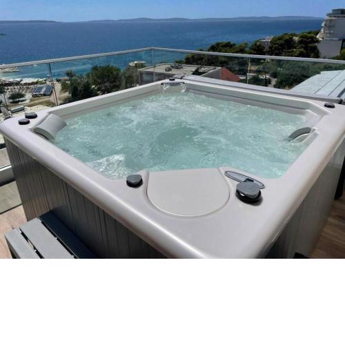 Luxe hot tube apartment, with views, near beach