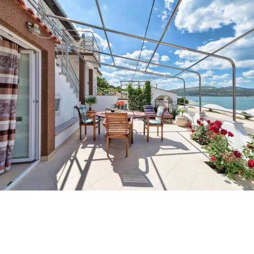 Luxurious Holiday Home in Arbanija with Jacuzzi