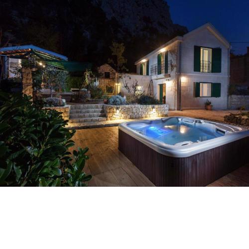 Luxurious Holiday Home in Makarska with Jacuzzi