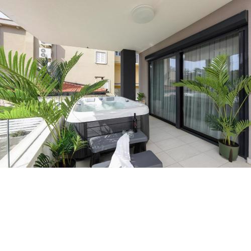 Luxurious Urban Retreat Apartment with Whirlpool and Private Parking