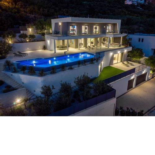 Luxurious Villa ADA; hot tub, sauna, gym, pool