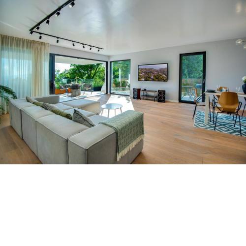 Luxury 2-bedroom apartment with panomaric sea view