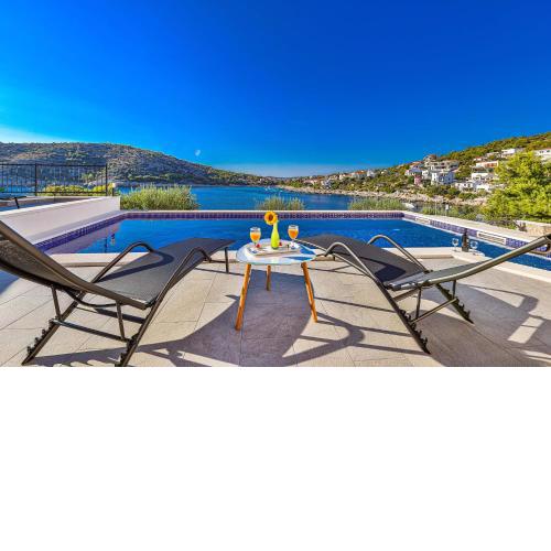 Luxury 2 etage apartment with private heated pool