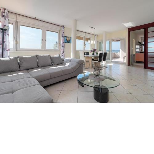 Luxury apartment Overlooking the City
