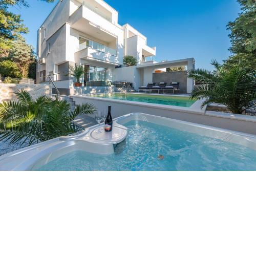 Luxury apartment SUNSET with private pool and jacuzzi