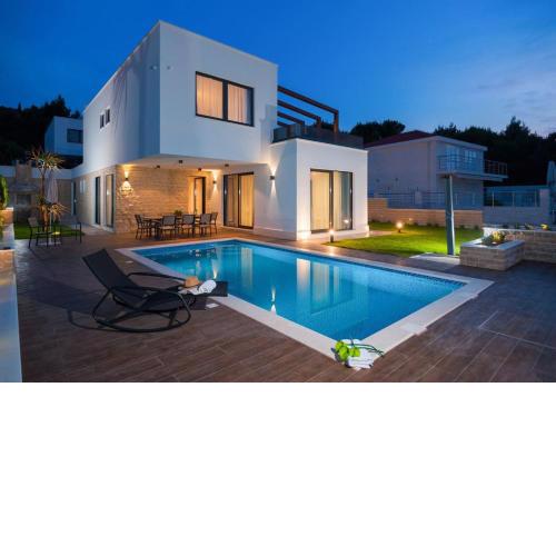 Luxury Beachfront Villa Trogir 1 with private pool, jacuzzi and gym at the beach on Ciovo - Okrug Gornji