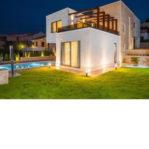 Luxury Beachfront Villa Trogir 2 with private pool, jacuzzi and gym at the beach on Ciovo - Okrug Gornji
