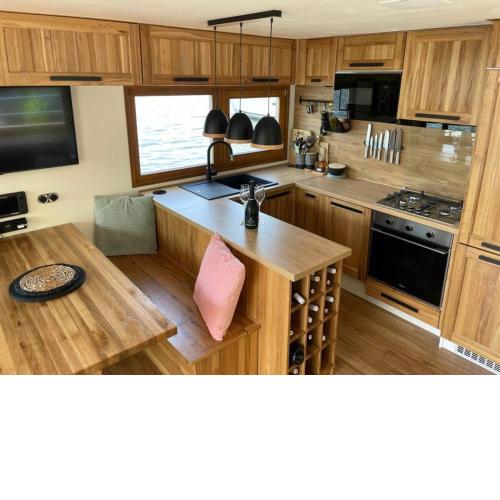Luxury houseboat, Orlík Castle
