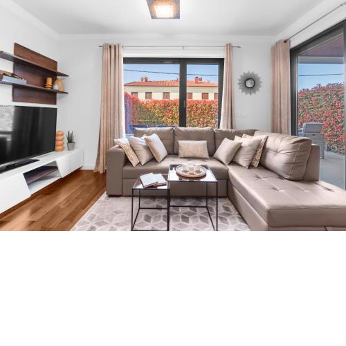 Luxury NEW apartment with private garden near the beach!