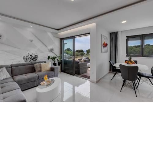Luxury Promajna Beach Apartment