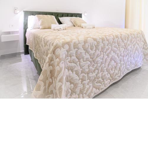 Luxury rooms Green and Gold Split