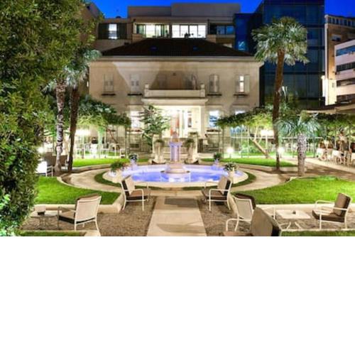 Luxury Split Center Apartment