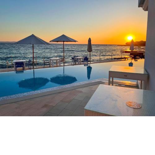 Luxury two-floor apartment in Petrčane with garden and pool