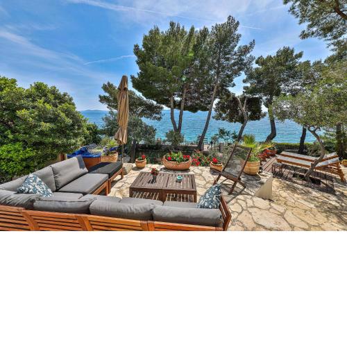Luxury villa - by the sea, summer kitchen, hot tub, SUP, boat, 5 rooms, wifi, parking - Trogir