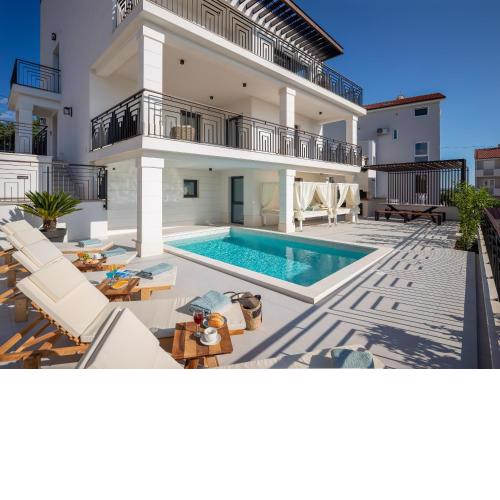 Luxury Villa de Mar with Pool