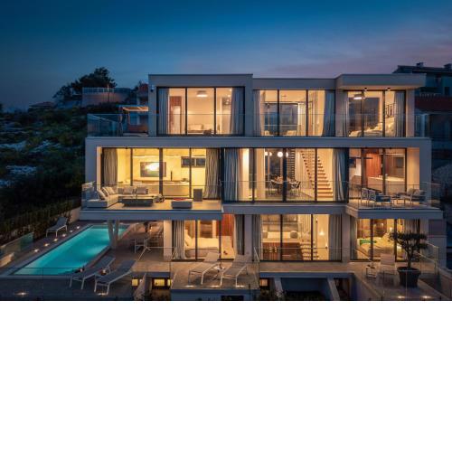 Luxury Villa Glass with Pool