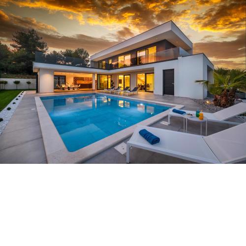 Luxury Villa Luni with big private pool and hot tub in Medulin