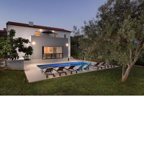 Luxury villa Medulin II with heated pool and sea view near the beach