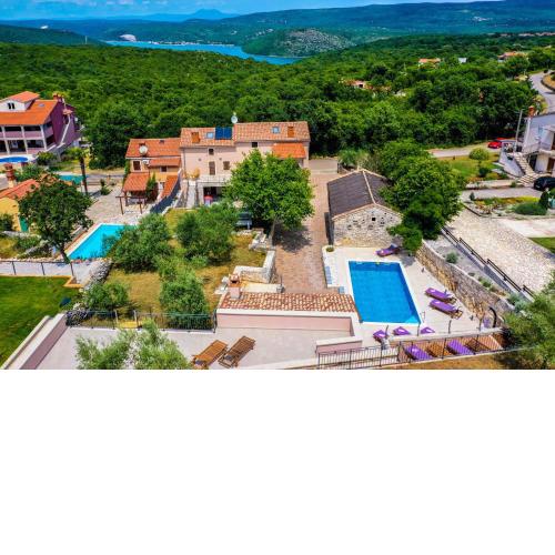 LUXURY VILLA ON SPACIOUS PRIVATE PROPERTY